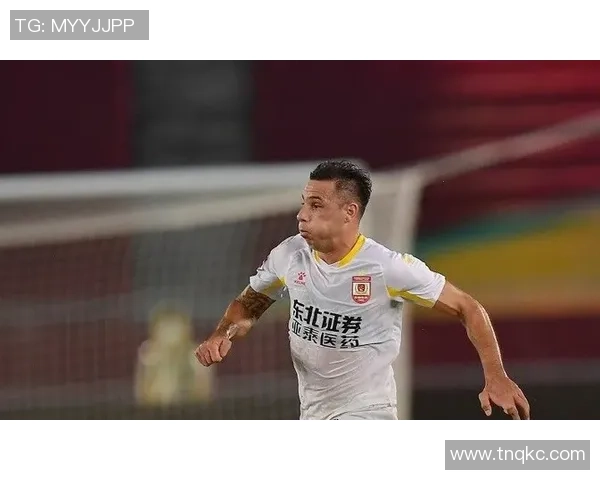 惨败国安后亚泰球员贺一然被自家球迷谩骂，他做出手势反击